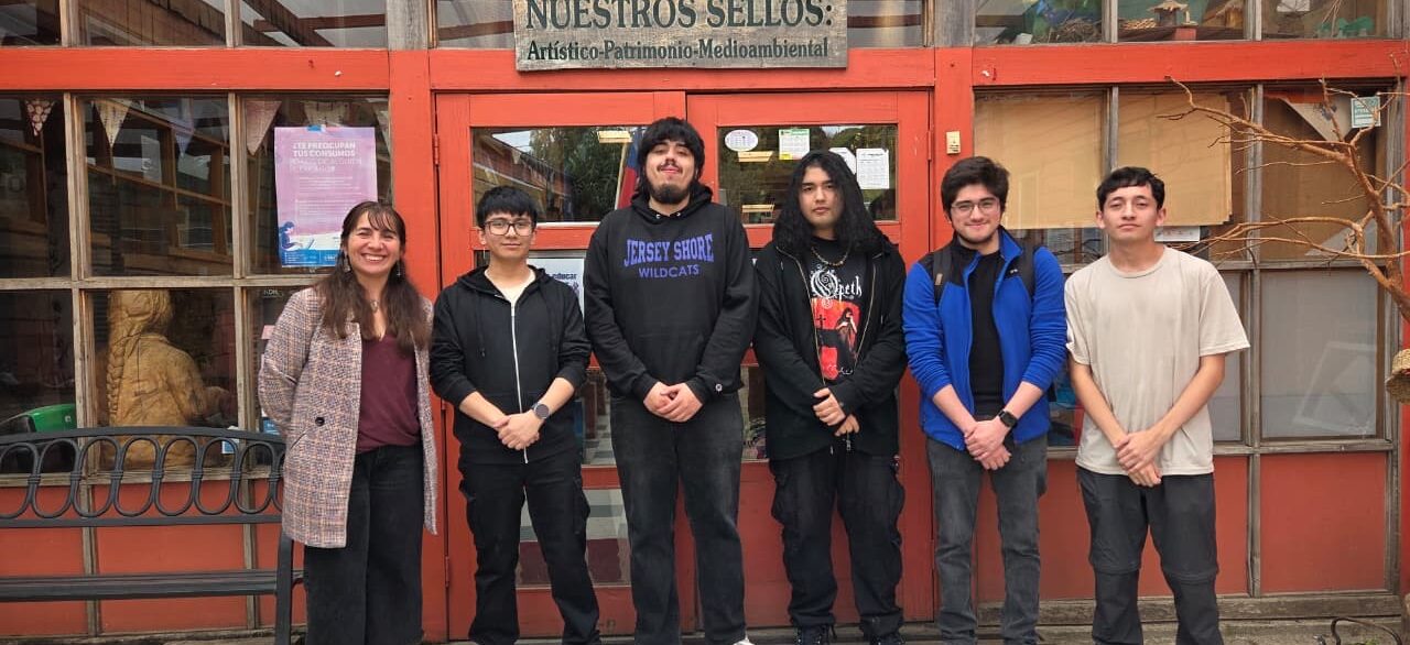 Estudiantes de Informática fortalecen conectividad digital en escuela rural de Quilquico