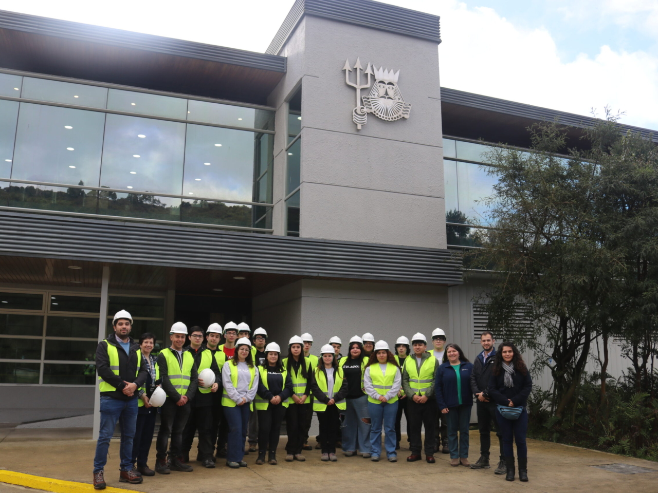 Estudiantes de Ingeniería Civil Industrial refuerzan su formación con visita técnica a Camanchaca Cultivos Sur