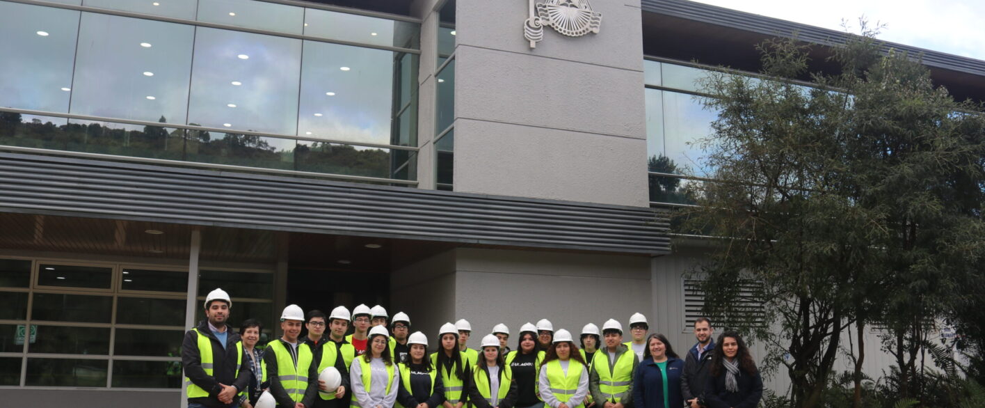 Estudiantes de Ingeniería Civil Industrial refuerzan su formación con visita técnica a Camanchaca Cultivos Sur